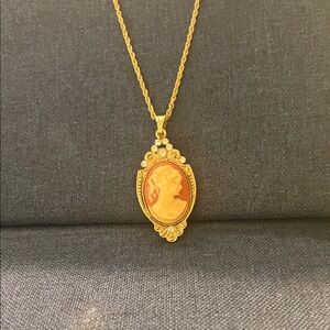 1970s Vintage-Inspired Gold Cameo Necklace
